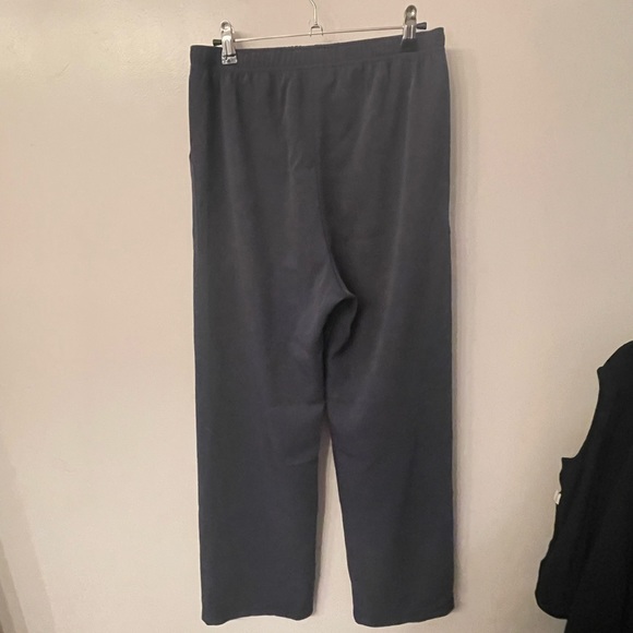 St. John Sport by Marie Gray - Picture 5 of 6